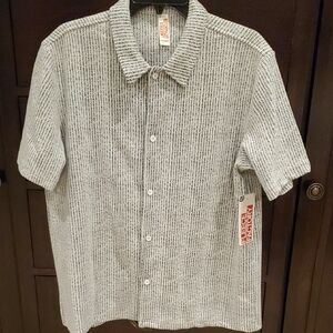 Men’s Short-Sleeve Button-Down Shirt in Light Gray Stripe